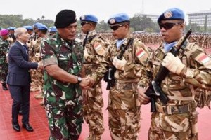 Kasum TNI, Letjen TNI Joni Supriyanto   saat melepas Diplomat Militer ke Lebanon. 